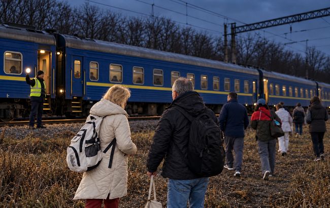 Поїзд рушив без 25 пасажирів після тривоги: УЗ прокоментувала інцидент