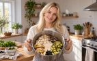 Салат із куркою, запеченими грибами та маринованими огірками: покроковий рецепт (фото)
