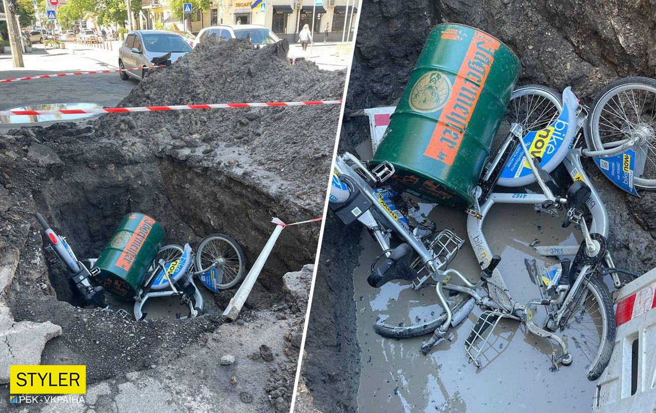 Велосипеды на прокат в Киеве бросили в яму после коммунальщиков - фото ...