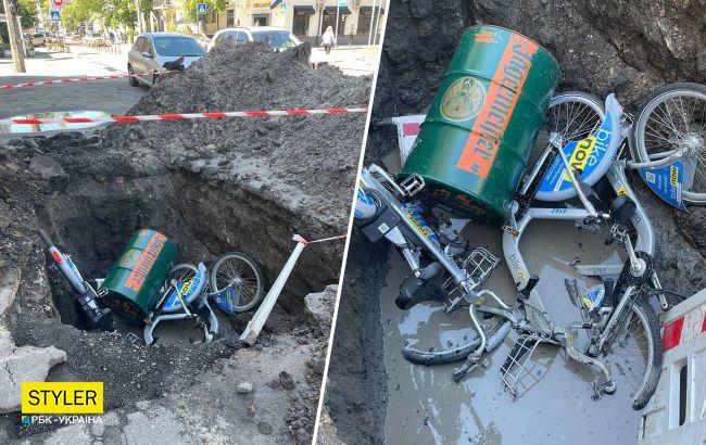 В Киеве вандалы забросали яму после коммунальщиков прокатными велосипедами (фото)