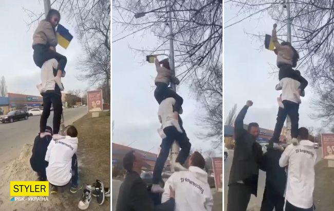 У Новомосковську діти вибудували живу піраміду, щоб підняти український прапор (відео)