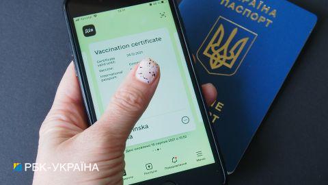 Невакцинованих чиновників та вчителів відсторонятимуть від роботи. Уряд визначив дату