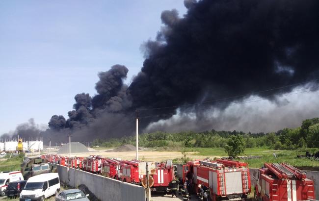 Пожежа на нафтобазі під Києвом: тіла рятувальників евакуйовані