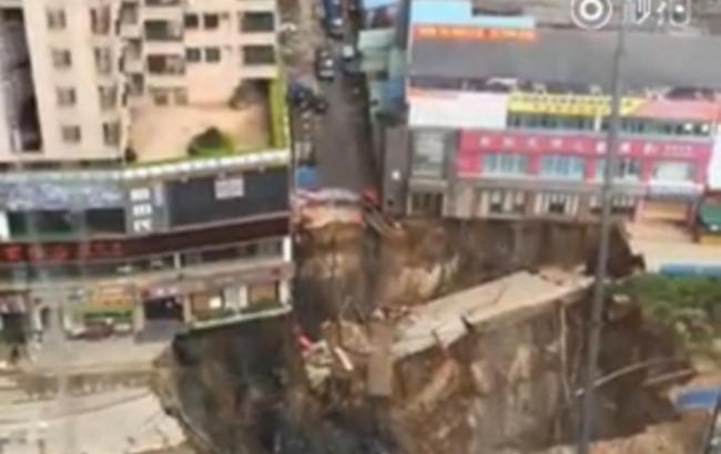 В Китаї провалилася під землю недобудована станція метро