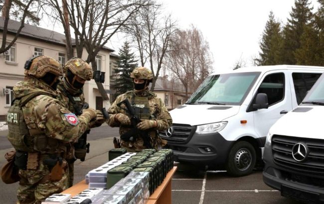 США передали Нацполиции автомобили и оборудование для высокоточной стрельбы