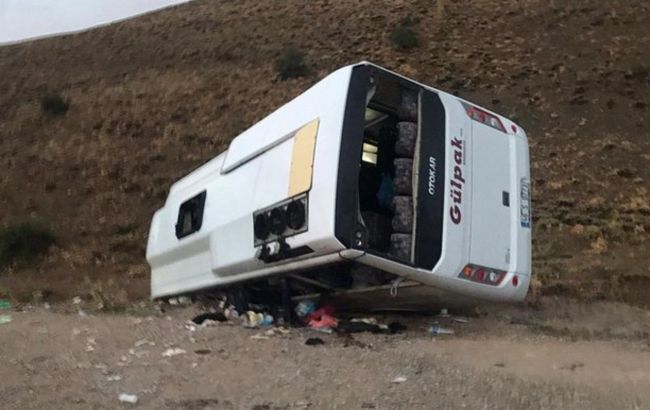 У Туреччині перекинувся пасажирський автобус: постраждали десятки людей