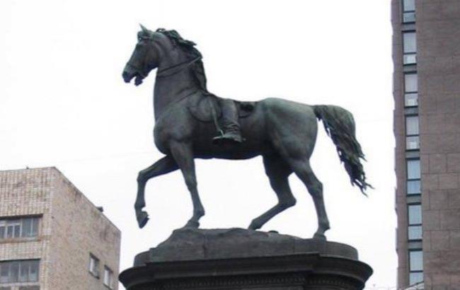 В Киеве частично "снесли" памятник Щорсу