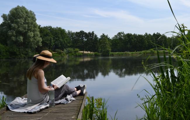 Пригоди, ностальгія і жіночі таємниці: 10 кращих книг для відпустки