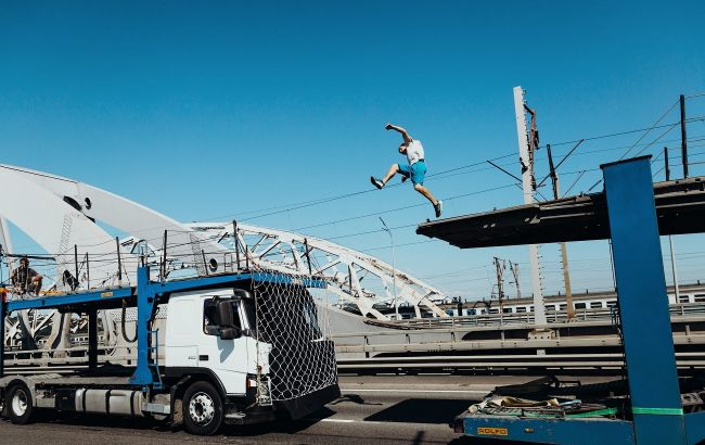 Українець зробив сальто між двома рухомими вантажівками: вражаюче відео