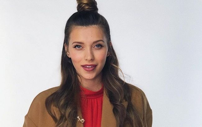 Молода мама Регіна Тодоренко блиснула розкішними ніжками в стильній міні-спідниці