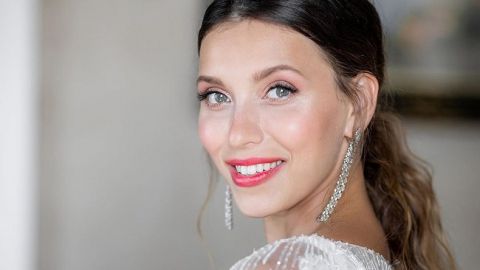 Горячая снегурочка: Регина Тодоренко сверкнула аппетитным "орешком" на новогодней открытке