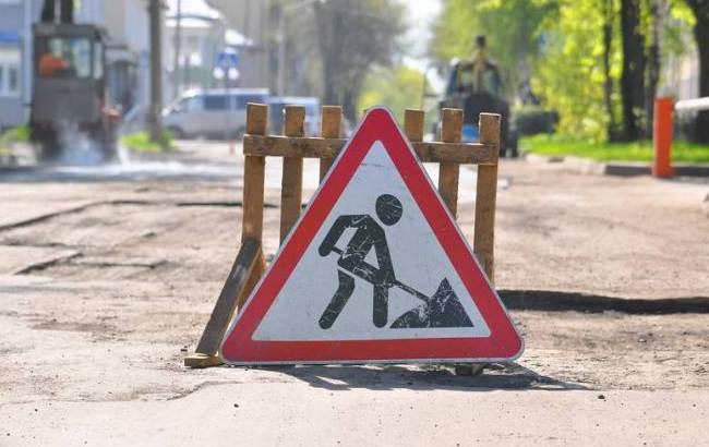 На Херсонщине дыры в асфальте латают землей