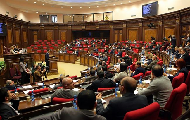 В парламенте Армении произошла драка между депутатами от оппозиции и власти