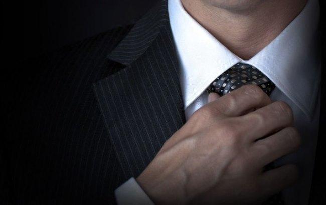 Полицейский вместо штрафа завязал студенту галстук