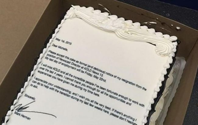 Сотрудник американского телеканала написал заявление об увольнении на торте