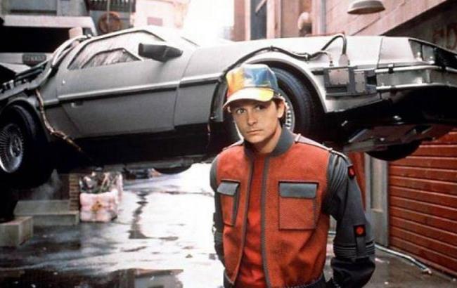 День, когда к нам прилетает герой фильма "Назад в будущее", настал