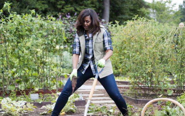 Засучив рукава: Мишель Обама работает в саду Белого дома