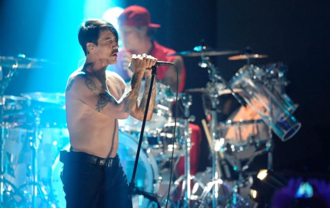 На концерт Red Hot Chili Peppers у Києві заборонено брати селфи палиці