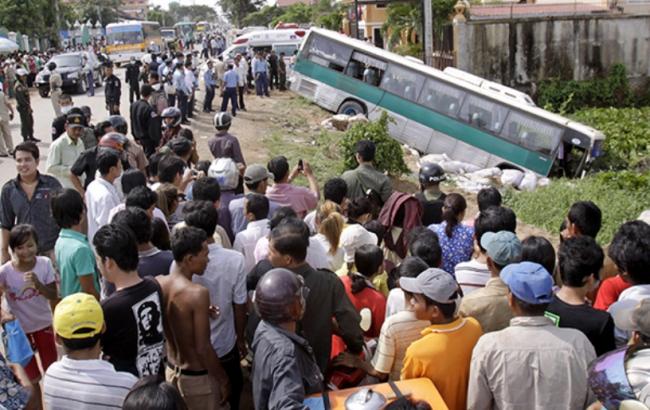 В результате крушения пассажирского автобуса в Камбодже погибло не менее 12 человек