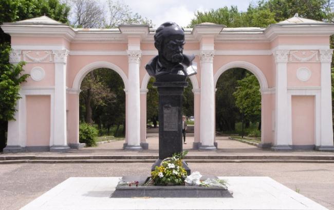 В Крыму у памятника Шевченко задержали украинских активистов