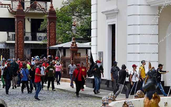 Захват парламента Венесуэлы: люди начали покидать здание