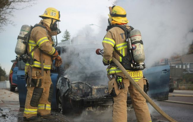 Пожежа в авто: що робити у перші 60 секунд, чек-лист для водія