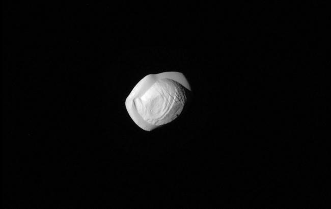Біля Сатурна знайшли літаючий "пельмень"