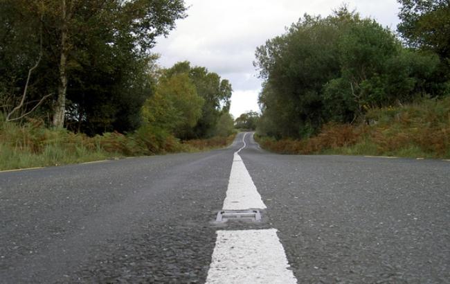 В Киеве посреди дороги из машины выпала женщина