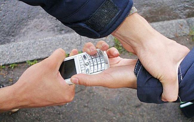 В Киеве грабитель отбирает у детей телефоны