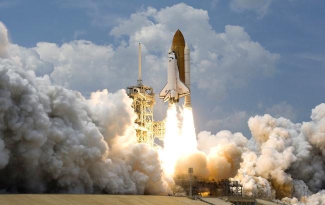 Пилот показал полет китайской баллистической ракеты над самолетом