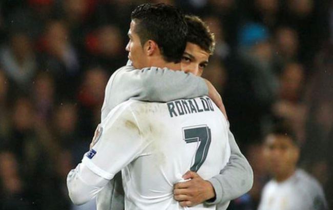 Болельщик выскочил на поле, чтобы обнять Криштиану Роналду