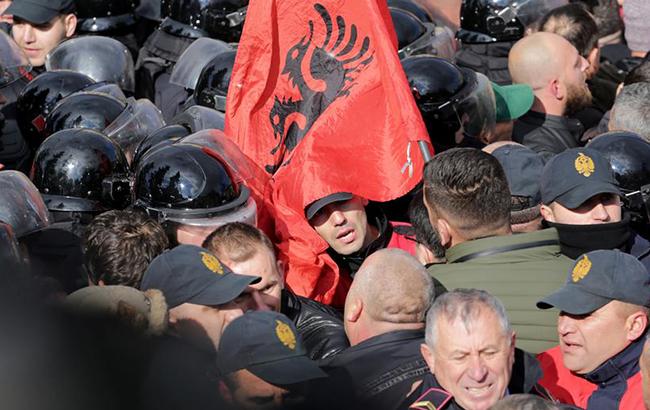 У Албанії під парламентом сталися сутички між активістами та поліцією