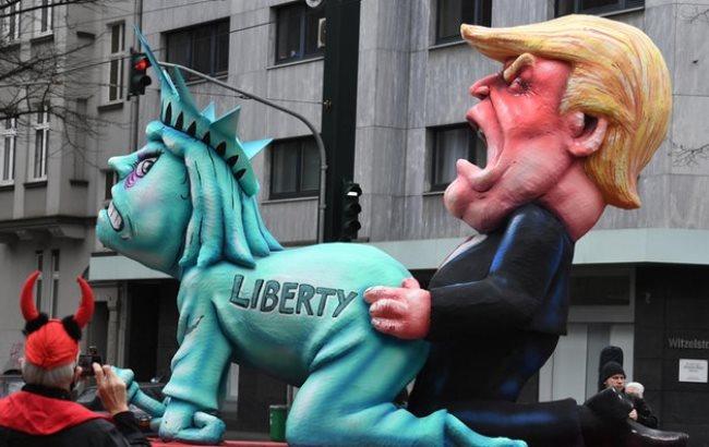 На карнавале в Германии показали, как Трамп "насилует" Свободу