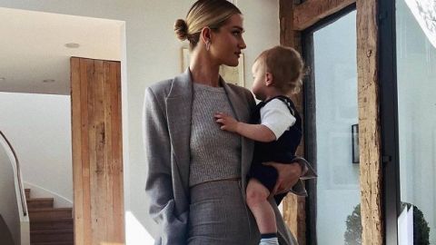 Мамин помощник: Роузи Хантингтон-Уайтли показала редкое фото 2-летнего сына от Джейсона Стэтхема