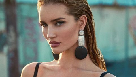 Идеально на лето: Роузи Хантингтон-Уайтли показала, с чем носить самые модные сандалии сезона