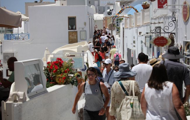 У Греції істотно послабили карантин. Що потрібно знати туристам, збираючись на відпочинок в країну восени