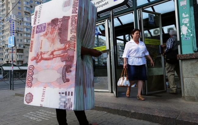 Курсы доллара и евро в России выросли более чем на рубль