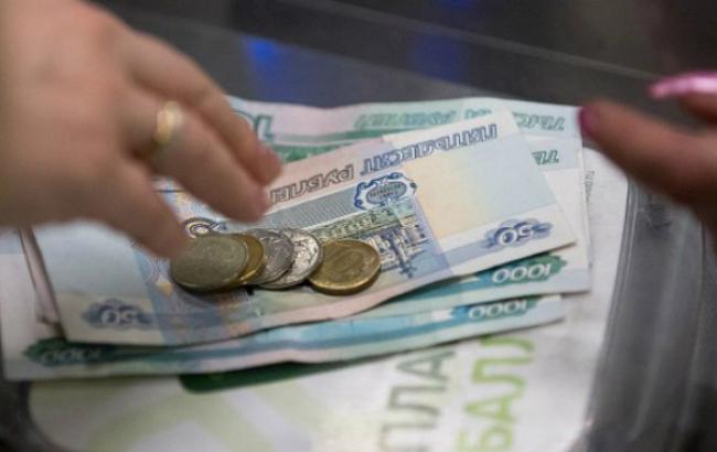 Рубль продовжує падіння на тлі зниження світових цін на нафту