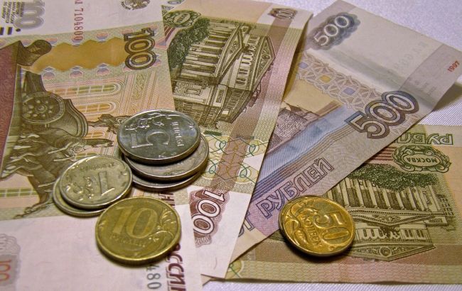 Курс российского рубля обвалился на более 40%