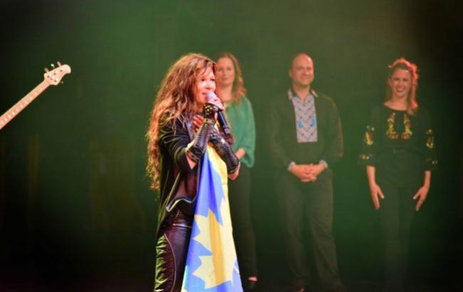 Руслана подняла украинский флаг в Канаде