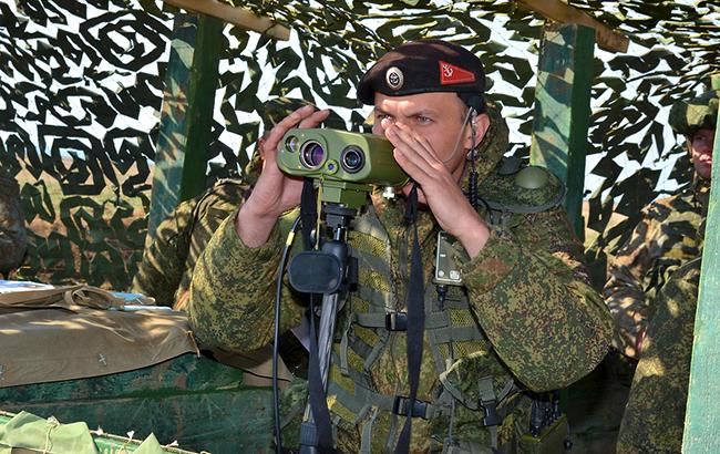 Будь бдителен: в сети показали фото агитационных плакатов для российской армии