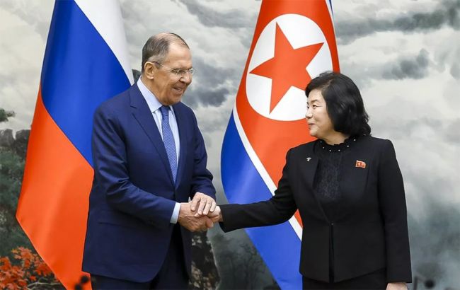 Может посодействовать усилению поставок оружия: глава МИД Северной Кореи прибыла в Россию
