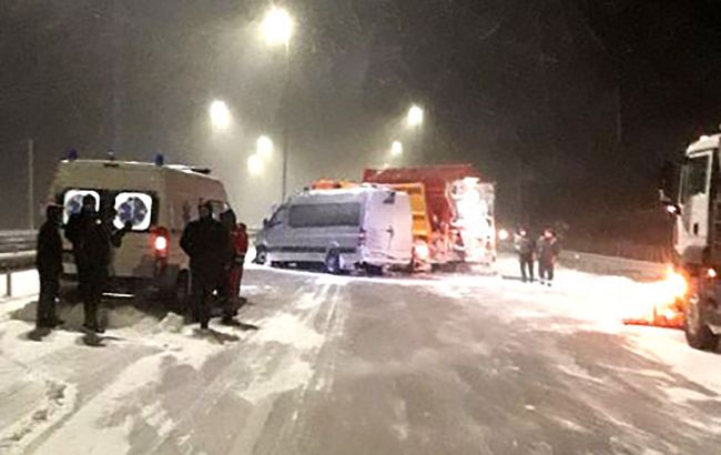 Під Рівним зіткнулися маршрутка і снігоочисна машина, є постраждалі