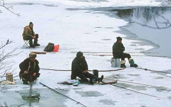 В сети призвали любителей рыбалки не рисковать жизнью на тонком льду