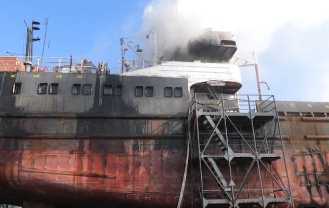 У Херсоні на заводі загорілося судно