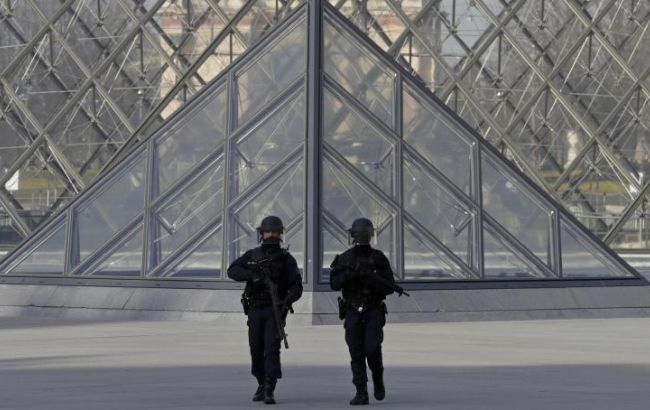Стрілянина біля Лувру: нападника заарештували після поліпшення стану