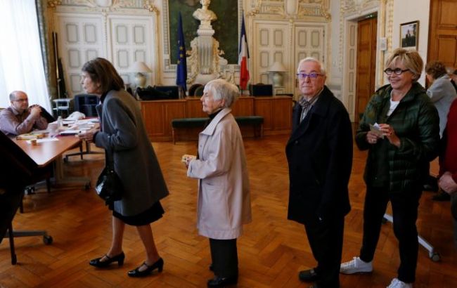 Выборы во Франции: явка по состоянию на 17:00 составила 65%