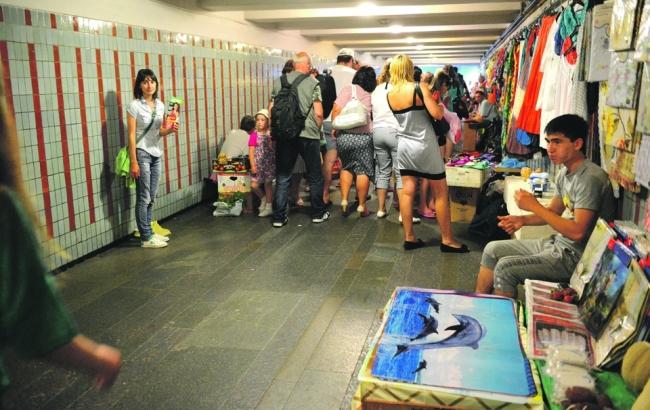 У Києві можуть заборонити торгівлю в підземних переходах метро