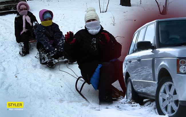 У Львові 18-річна дівчина, катаючись на санках, потрапила під колеса авто