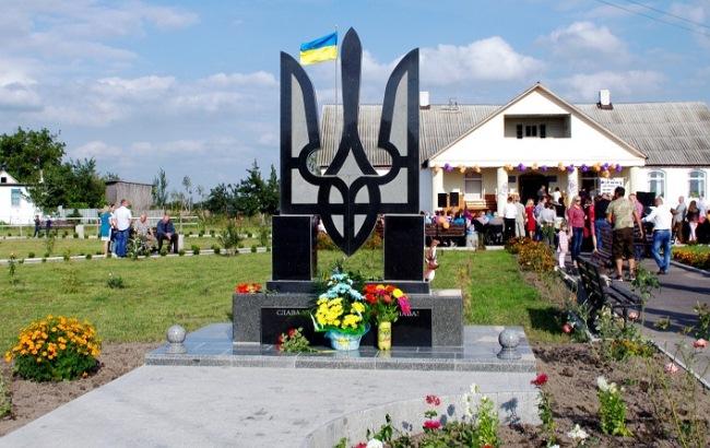 В Житомирській області встановили пам'ятник Героям України
